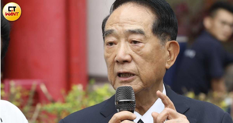 宋楚瑜談到陳盈潔義氣相挺忍不住哽咽。(圖/侯世駿攝)