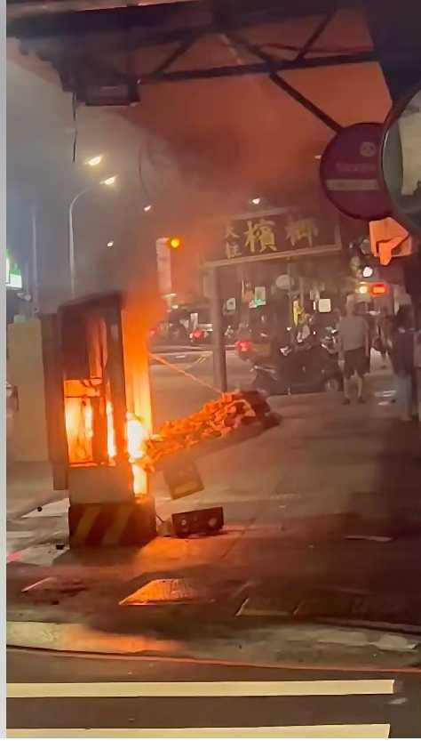 蘆洲區民族路上的變電箱突起火爆炸。(圖/翻攝臉書/我是蘆洲人)