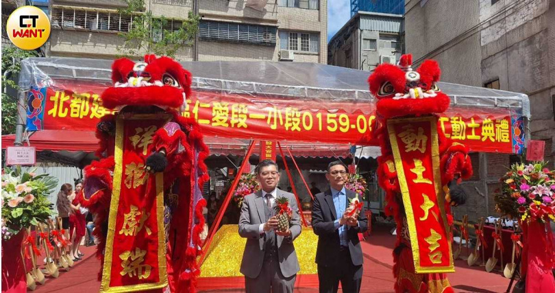 北市大安區一處屋齡53年的老公寓,基地面積不到百坪,由地主自行整合,委託北都建設全案管理,今開工動土。圖為北都建設董事長陳逸軒(左)與陳姓地主(右)。(圖/林榮芳攝)