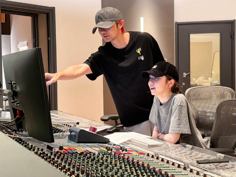 李榮浩與鄧紫棋合作歌曲〈自由的你〉。（圖／鄧紫棋工作室提供）
