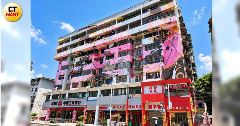 黃桷坪塗鴉藝術街與四川美術學院合作,將老舊街區的建築外牆轉化為大型公共藝術空間。(圖/王若攝)