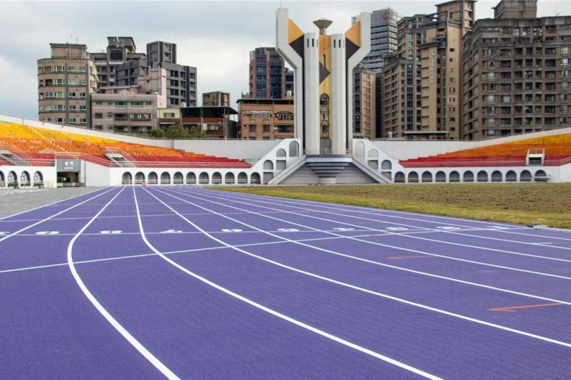 為迎接今年5月亞洲首場世界壯年運動會,新北市體育局歷經半年整修板橋體育場田徑場,將在2月3日開工首日開放使用。(圖/體育局)