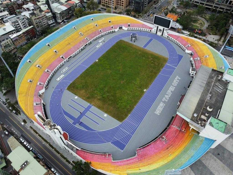 為迎接今年5月亞洲首場世界壯年運動會,新北市體育局歷經半年整修板橋體育場田徑場,將在2月3日開工首日開放使用。(圖/體育局)