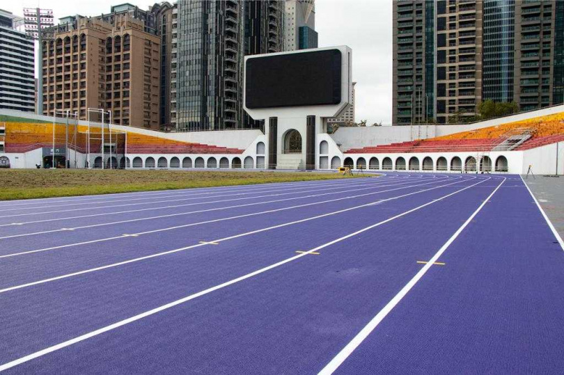 新北市板橋體育場全新紫色跑道採用奧運等級合成橡膠。(圖/體育局)