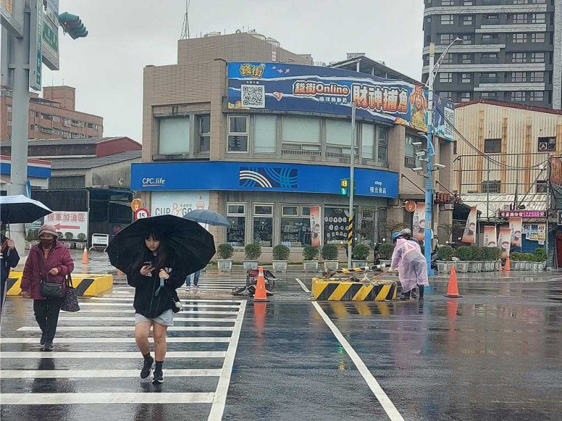 新北市養工處包商3日到三民路、復興路口維修。（圖／張鎧乙攝）