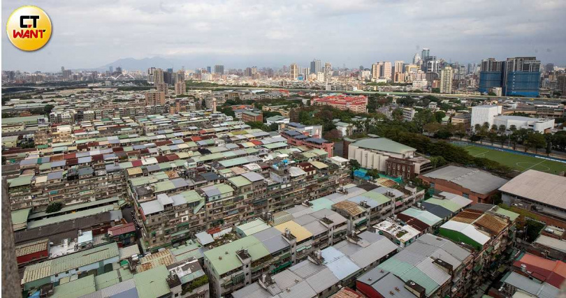 板橋浮洲都市計畫全區近280公頃，交通便捷、教育機能完整，目前多為老舊公寓與違章建築，新北市府以「區段徵收」公權力介入整合多時，近年終於漸露曙光。（圖／劉耿豪攝）