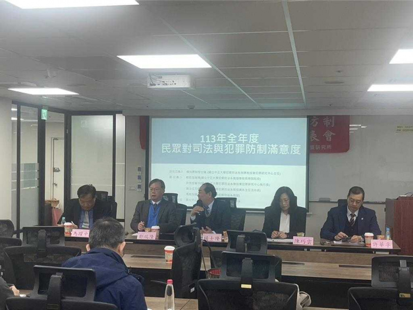 國立中正大學犯罪研究中心及犯罪防治系，13日發表治安議題相關民調結果。（圖／讀者提供）