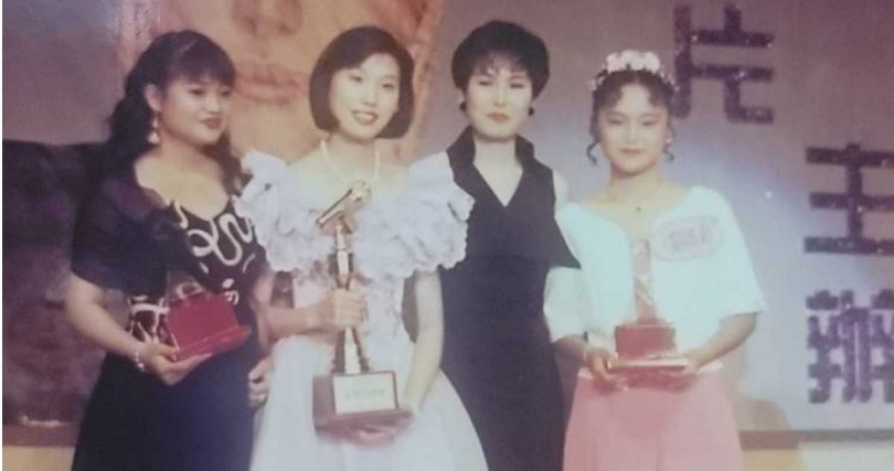余秀娟曾從江蕙手中拿下冠軍獎盃。（圖／百福唱片提供）
