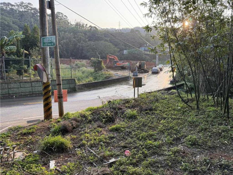 新竹縣湖口鄉都市計畫區外的祥喜路298巷旁、面積約有1180多坪山坡地，也被查獲遭濫倒棄土、違法開挖。（圖／吳淑君提供）