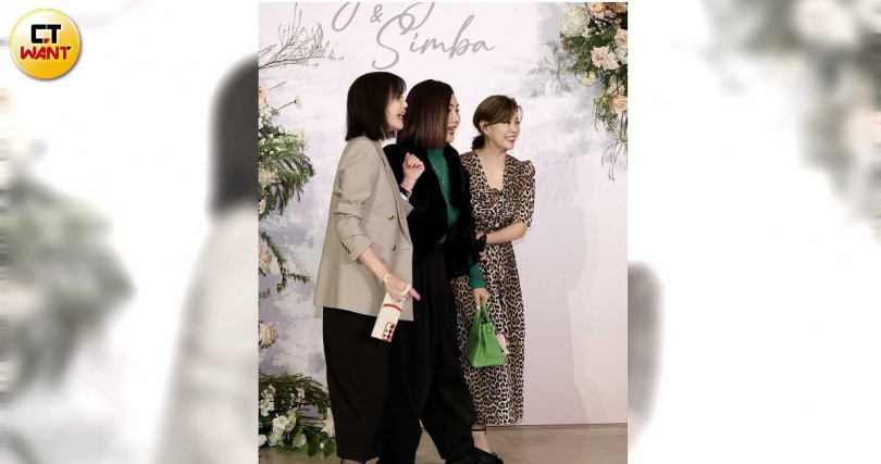 陳美鳳由方馨、簡沛恩攙扶之下受訪。（圖／侯世駿攝）