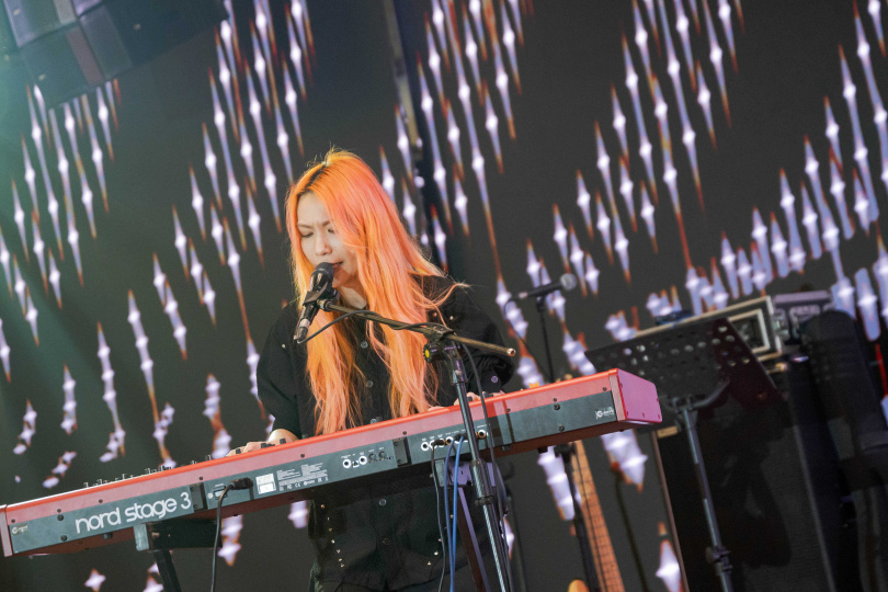 樂團Tizzy Bac演唱〈愛的多重宇宙〉。（圖／大誠保經提供）