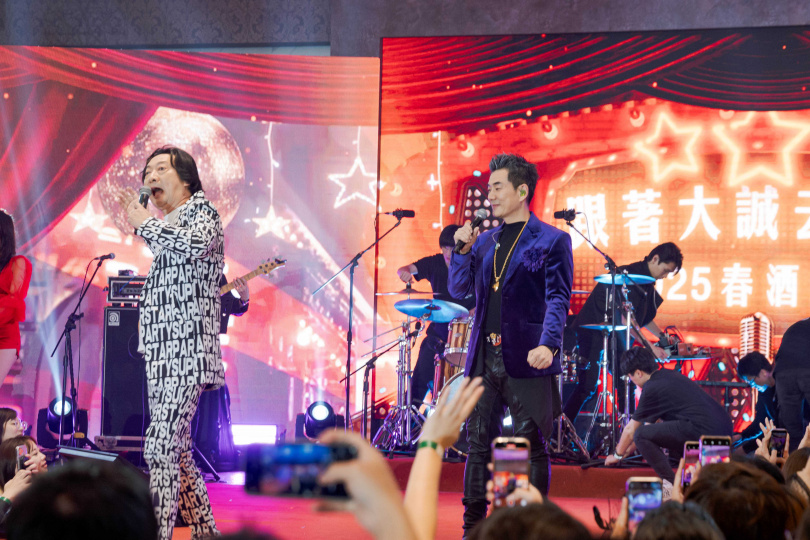 九孔（左）模仿任賢齊被虧「全世界最不像」。（圖／大誠保經提供）