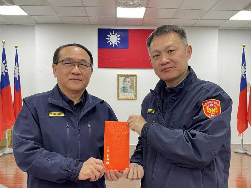 桃園市中壢警分局於4天連假專案期間出動餘500名警力，更破獲喪屍菸彈「依託咪酯」毒品分裝場，並在分裝場內查扣1把霰彈槍及逾百顆子彈，並在連假期間共查獲各類案達120件103人。（圖／警方提供）