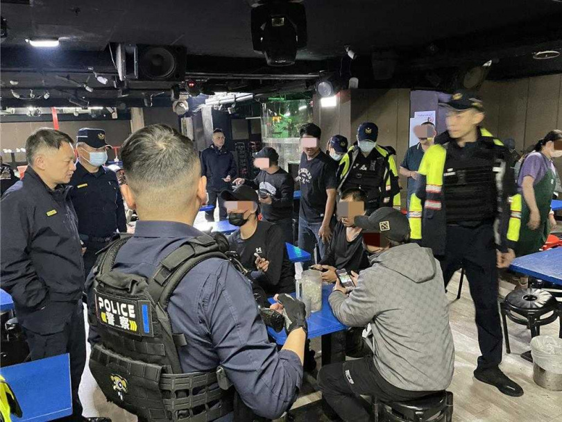 桃園市中壢警分局於4天連假專案期間出動餘500名警力，更破獲喪屍菸彈「依託咪酯」毒品分裝場，並在分裝場內查扣1把霰彈槍及逾百顆子彈，並在連假期間共查獲各類案達120件103人。（圖／警方提供）