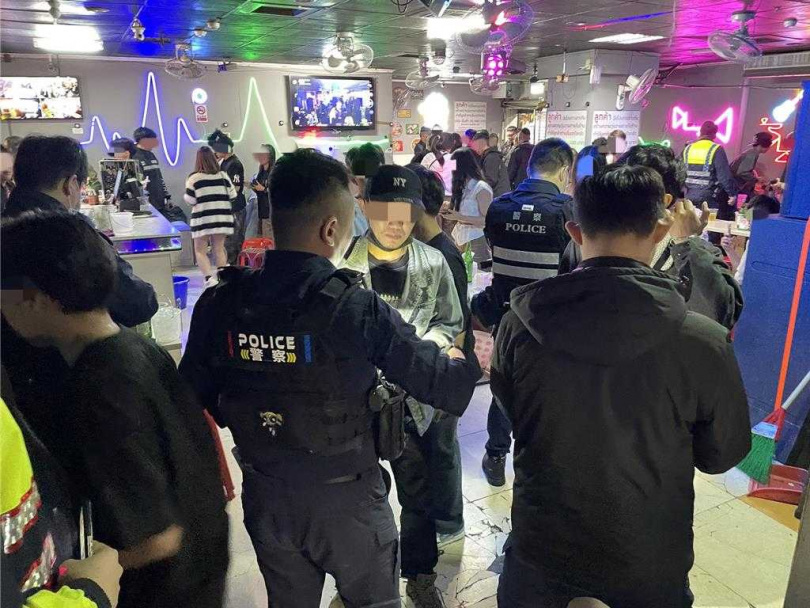 桃園市中壢警分局於4天連假專案期間出動餘500名警力，更破獲喪屍菸彈「依託咪酯」毒品分裝場，並在分裝場內查扣1把霰彈槍及逾百顆子彈，並在連假期間共查獲各類案達120件103人。（圖／警方提供）