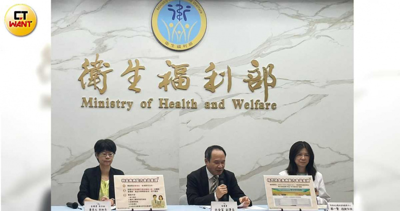 衛福部食藥署今天召開「特定疾病配方食品怎麼挑？專家來教你」記者會。左起為食品組副組長蕭惠文、食藥署副署長林金富、馬偕醫院營養醫學中心技術主任蔡一賢。（圖／林則澄攝）