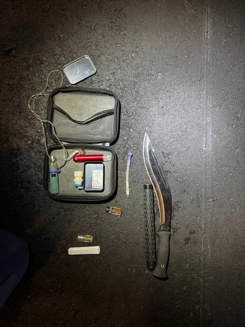 警方在車內起獲安非它命吸食器3組、依托咪酯煙彈4顆，開山刀一把、警棍1支。（圖／翻攝畫面）