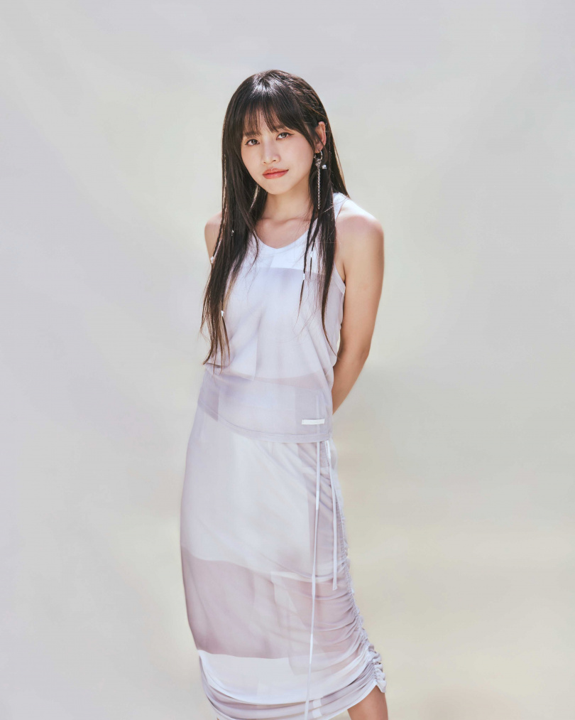 吳汶芳笑說小時候有被月亮割耳朵的經驗。（圖／理響音樂提供）