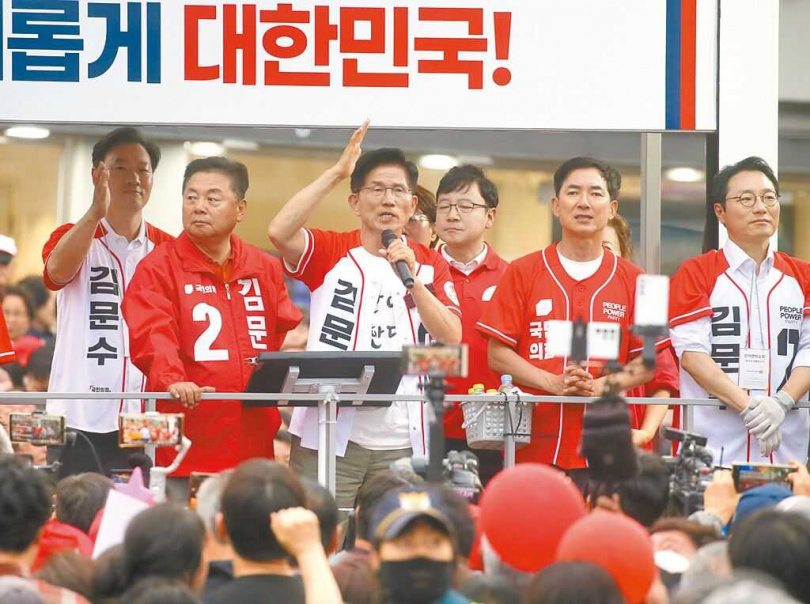 韓國總統選舉即將在3日進行投票,國民力量黨總統候選人金文洙(中)1日在首爾街頭舉行造勢大會宣講,進行最後拉票。(圖/中國時報鄭任南攝)