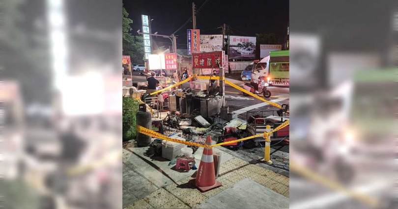 台南市永康區五王國小旁的夜市今天晚間發生火警，導致一處地瓜球攤販陷入火海。（圖／翻攝自「爆料公社」臉書）