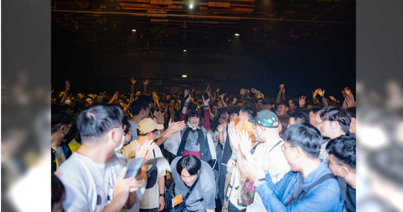 &nbsp;majiko一身搖滾打扮，披著寫滿粉絲簽名的布條從觀眾席走上舞台。（圖／寬宏藝術提供）