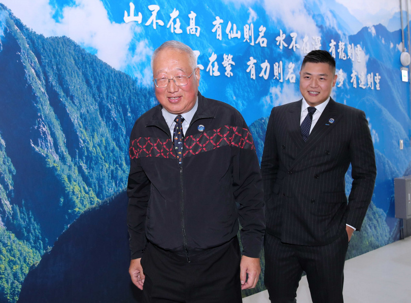 正崴集團去年11月推出超級運算中心Ubilink,郭台強父子同台亮相,氣氛愉快。(圖/報系資料照)