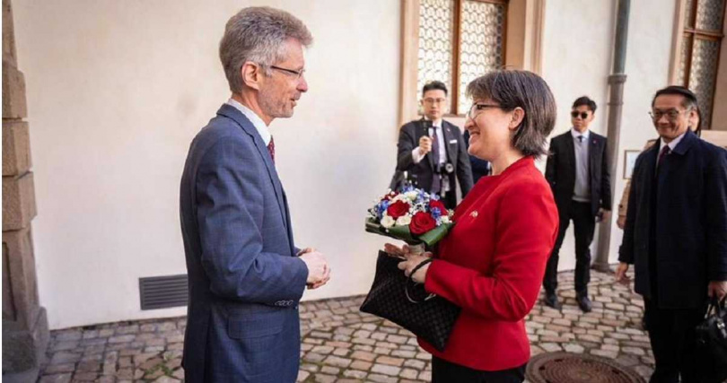 捷克參議院議長韋德齊曾張貼他與蕭美琴相談甚歡的照片。（圖／翻攝畫面）