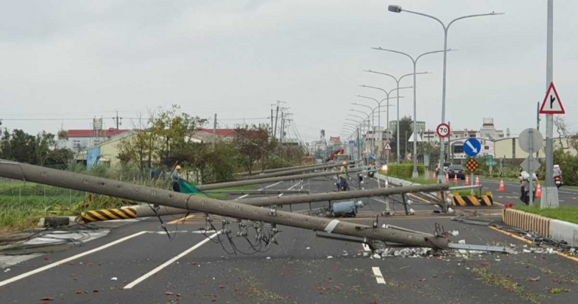颱風過後嘉南地區滿目瘡痍，電桿倒塌連成一線，道路一度中斷，搶修難度極高。（圖片提供／台電）