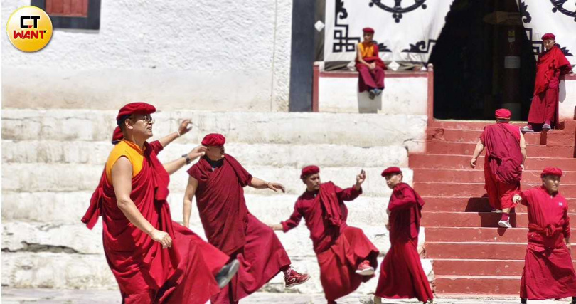 黑美寺僧人正在為面具節表演做舞蹈演練。（圖／魏妤靜攝）