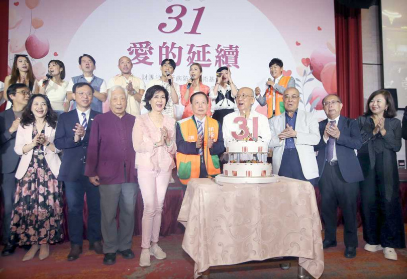 肝病防治學術基金會16日舉行31周年慶，基金會董事長許金川（前排中）與來賓一起為基金會慶生。（圖／中國時報范揚光攝）