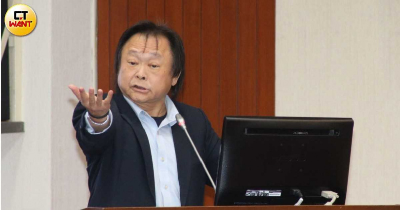 民進黨立委王世堅以「有勇有謀、智勇雙全」來形容徐國勇。(圖/黃鵬杰攝)