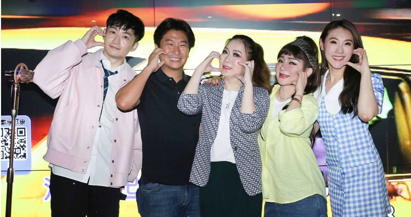 慶功宴上閨密王彩樺、同門師弟妹謝金晶與葉諾帆,一同齊聚祝賀張秀卿首唱大成功。(圖/名人演藝事業提供)