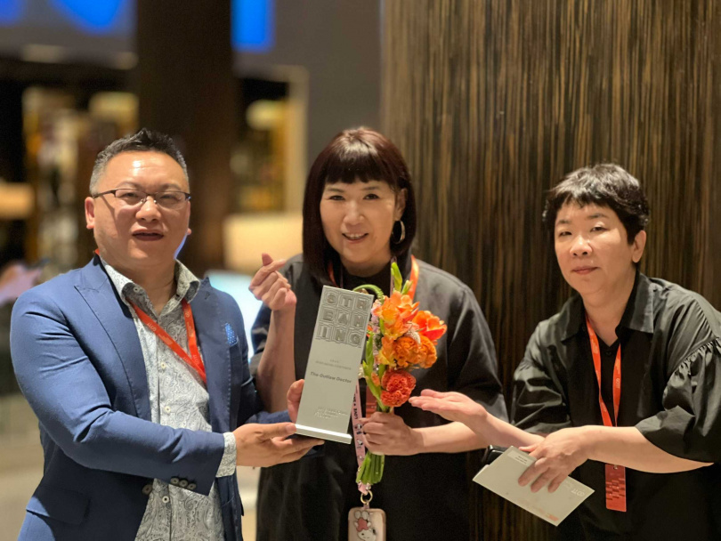 《The Outlaw Doctor 化外之醫》左起製作人湯昇榮及編劇張世嫺、温郁芳出席全球OTT大獎領獎。（圖／公共電視）