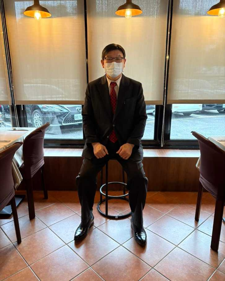 星辰牛排館日前公告，往後服務人員不忙的時候可以坐著休息。（圖／翻攝自臉書／星辰牛排館）