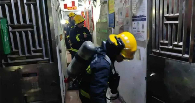 發生火情的三樓房間,消防人員趕到後迅速控制火勢。(圖/翻攝自微博, 央視新聞 )