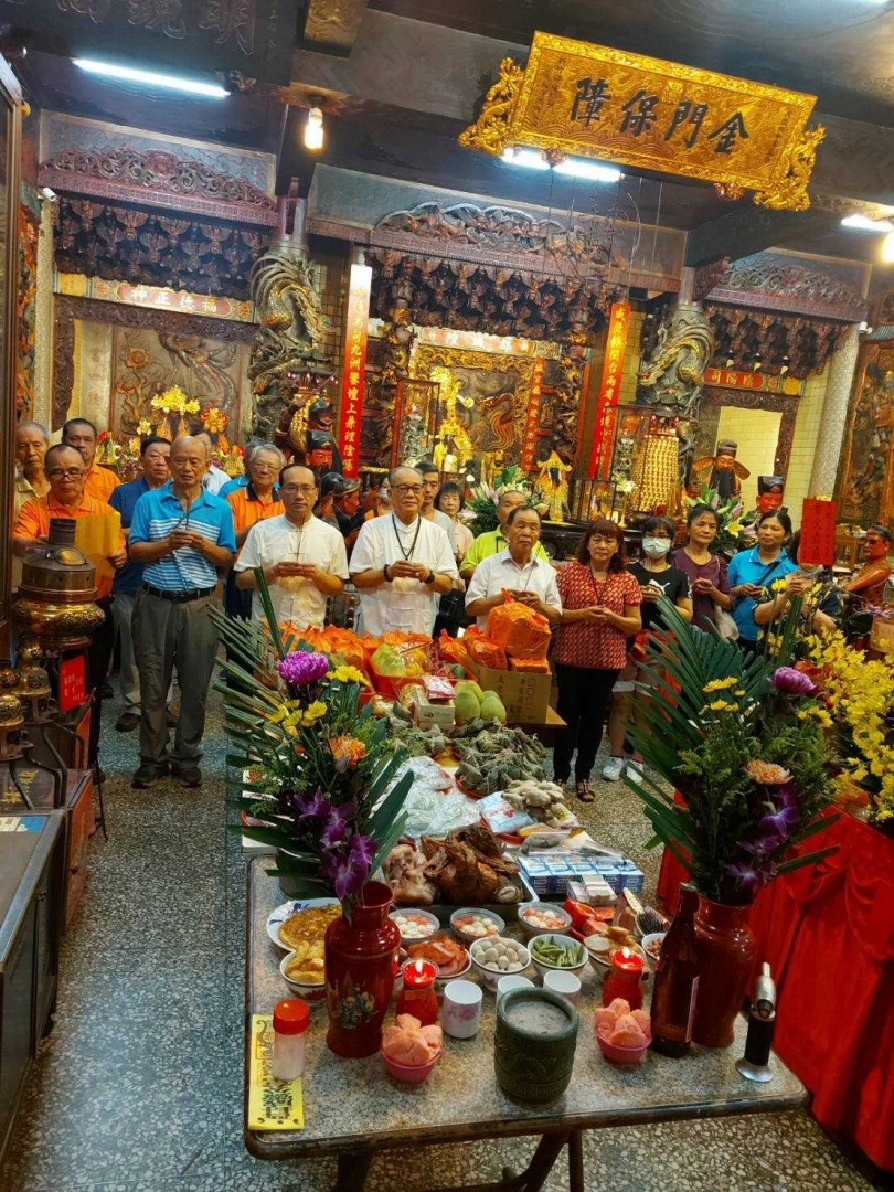 台中都城隍廟關鬼門前祭拜儀式（圖／楊登嵙提供）