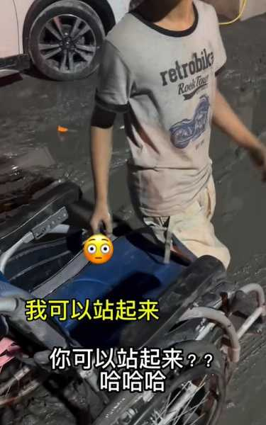 男童起身表示：「我可以站起來」。（圖／翻攝自yangyuefeng Threads）