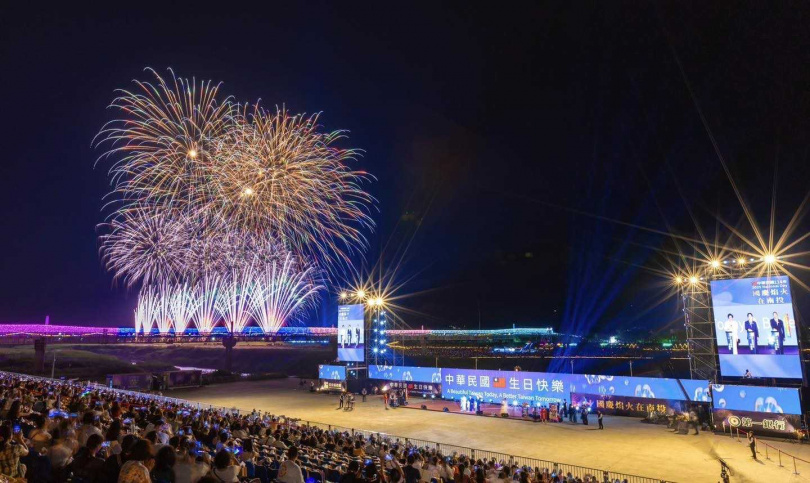 南投縣首次承辦國慶煙花晚會，全程40分鐘，4萬3發煙火照亮夜空。（圖／許淑華臉書）