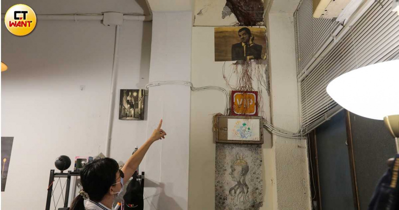 阿玲向記者傾訴,為清除不斷蔓延至屋內的樹根,以及修繕屋內各種殘破,她已經花了200餘萬元,如今樹根卻又再度入侵。(圖/黃耀徵攝)