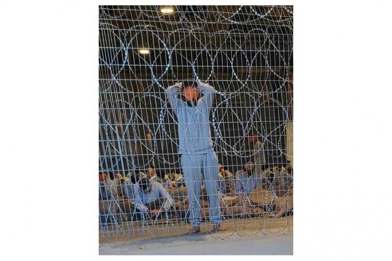 斯德特曼軍事基地關押的巴勒斯坦人。照片由前以色列士兵組成的吹哨者團體提供,拍攝於2023年冬季。(圖/達志/美聯社)