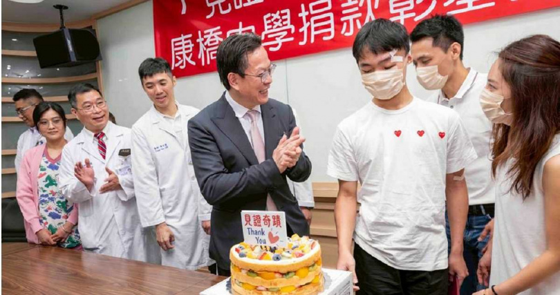 彰基團隊搶救顏同學生命見證奇蹟，切蛋糕祝福顏同學重獲新生。（圖／彰基醫學中心提供）