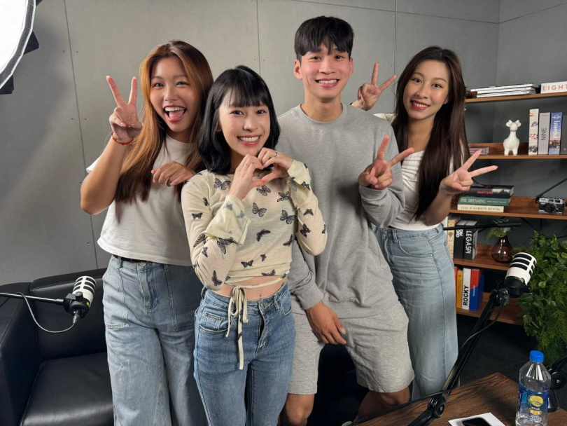 阿福教練光臨「歡迎光靈慢慢聊」PODCAST節目(左至右:伶伶、油米、阿福教練、凱莉、)