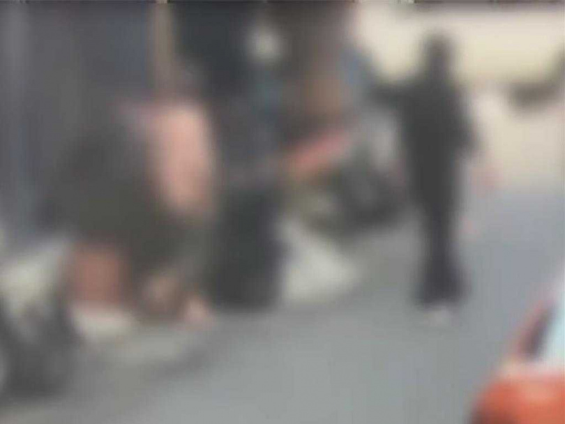 蕭姓男子（黑衣）手持刀，鄰居嚇得趕緊報案。（圖／翻攝照片）