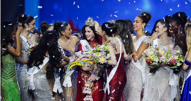 加冕儀式上的參賽佳麗合照。(圖/達志/路透社)