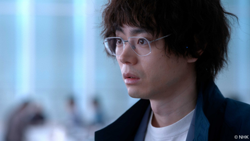 菅田將暉飾演地球ISDA職員。(圖/Hami Video提供)