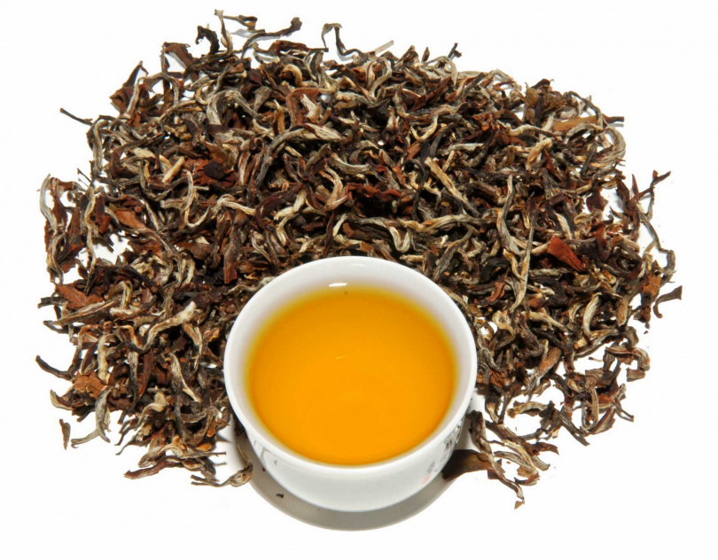 呈現繽紛五色外觀的石碇美人茶，金琥珀色的茶湯更散發出迷人蜜香。（圖／吳德亮攝）