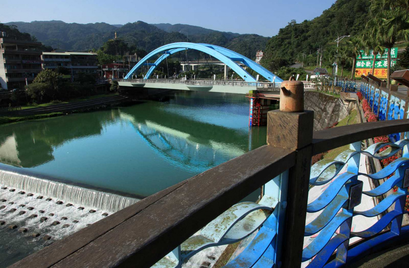跨北勢溪上的坪林拱橋是近年發展茶鄉觀光的最顯著地標。（圖／吳德亮攝）