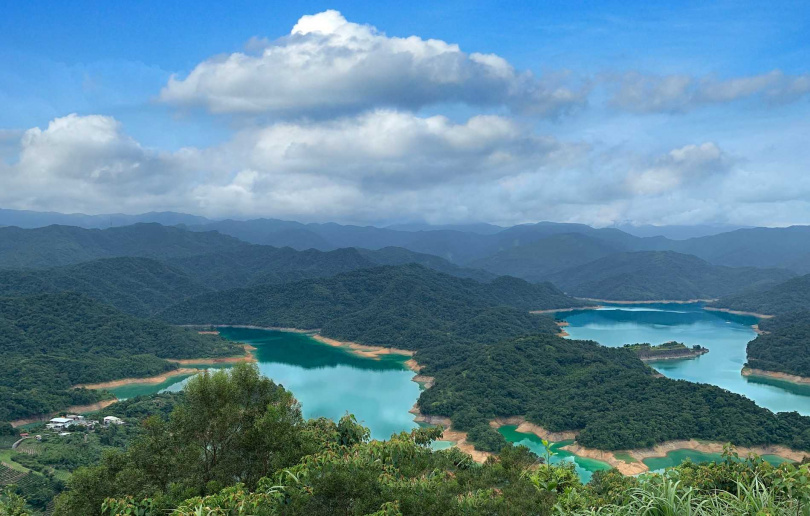 石碇彷彿鱷魚狀的茶園更顯得潭腰山水之美。（圖／吳德亮攝）