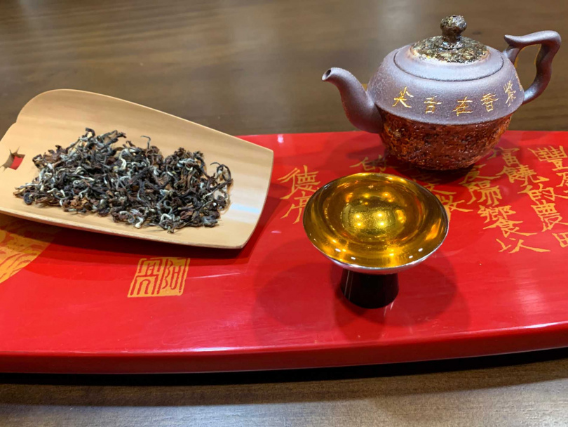 北頂茶園的東方美人茶沖泡時的表面張力。（圖／吳德亮攝）