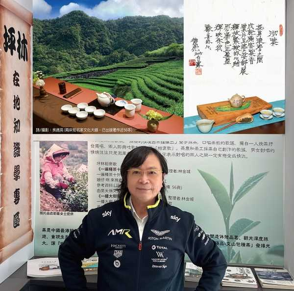 坪林圖書館「在地知識學專區」特別以本文作者的攝影與詩為主題。（圖／吳德亮攝）